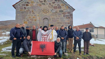 Nikola Džufka sa grupom albanaca ispred crkve Sv. Arhangela Mihaila u selu Rakitnica