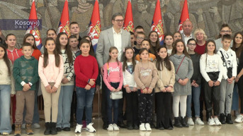 Vučić sa decom sa Kosova