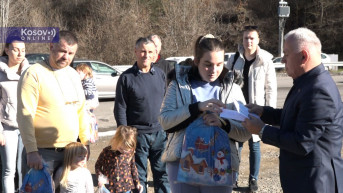Deca dobijaju paketiće kod Jarinja