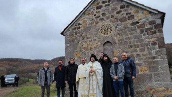 Sveštenstvo SPC ušlo u posed svog provaljenog i oskrnavljenog hrama kod Podujeva Sveštenstvo SPC ušlo u posed svog provaljenog i oskrnavljenog hrama kod Podujeva