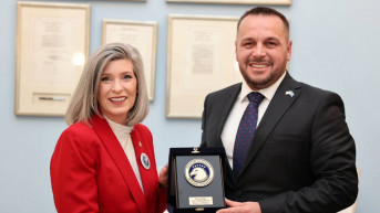 Ejup Maćedonci i Džoni Ernst