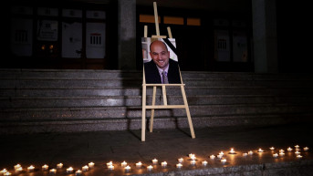 Paljenje sveća u čast advokata Stronga