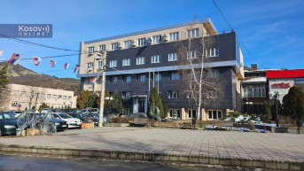 Skinuta srpska zastava sa jarbola ispred Opštine Leposavić Skinuta srpska zastava sa jarbola ispred Opštine Leposavić