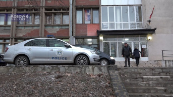 Jedan povređeni u eksploziji hospitalizovan u Mitrovici, Kosovska policija ispred bolnice