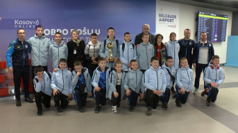 Mladi fudbaleri sa trofejem Mladi fudbaleri sa trofejem
