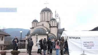 Potpisivanje peticije u Leposaviću