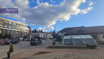 Šator ispred Opstine Leposavić