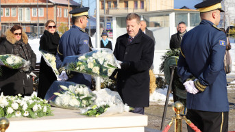 Tomaš Suniog na grobu Ibrahima Rugove