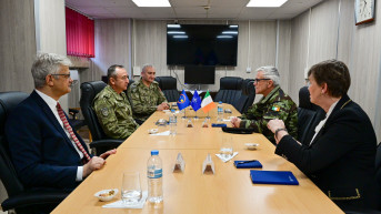 Ulutaš sa potpuručnikom irskih snaga i generalnim sekretarom Ministarstva odbrane Irske