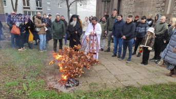 Paljenje badnjaka u Južnoj Mitrovici