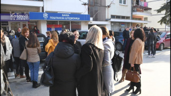 Građani ispred PŠ u Zubinom Potoku 