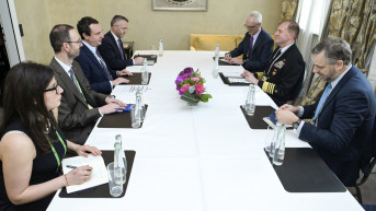 Aljbin Kurti sa admiralom Stjuartom Munšom