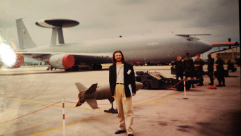 Autor feljtona Dragan Bisenić pored američkog "avaksa" Autor feljtona Dragan Bisenić pored američkog "avaksa"
