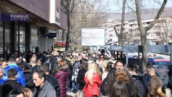 Studenti ispred poštanske štedionice, Severna Mitrovica