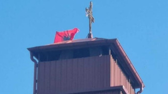 Albanska zastava postavljena na crkvu "Sveti Atanasije" u Tetovu