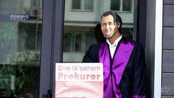 Lutka sa likom Aljbina Kurtija ispred Skupštine