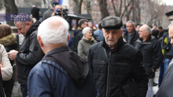 Penzioneri ispred Pošte u Severnoj Mitrovici