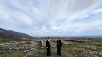 vladika Teodosije i iguman Sava pored ostataka manastira Bogorodice Hvostanke vladika Teodosije i iguman Sava pored ostataka manastira Bogorodice Hvostanke