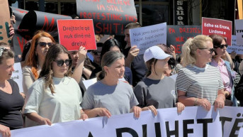 Protest u Uroševcu zbog ubistva žene u Centru za socijalni rad Protest u Uroševcu zbog ubistva žene u Centru za socijalni rad