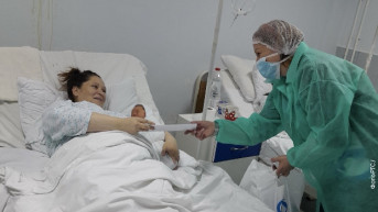 "Srpska solidarnost" darivala porodilje i bebe rođene tokom praznika na Kosovu "Srpska solidarnost" darivala porodilje i bebe rođene tokom praznika na Kosovu