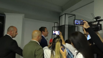 Aljbin Kurti beži od novinara