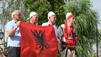 Kosovski Albanci sa albanskom zastavom