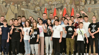 Petar Petkovic sa decom sa Kosova