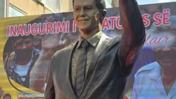 skulptura Tonija Blera na Kosovu 