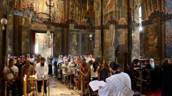 U Manastiru Dečani uz veliki broj vernika obeležen praznik Svete Trojice