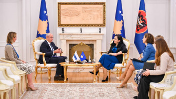 Šef Misije Oebsa na Kosovu Majkl Devenport i predsednica Kosova Vjosa Osmani
