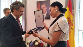 Ambasadorka Srbije u Španiji Irena Šarac uručila Orden srpske zastave prvog stepena Raulu Bartolomeu Molini