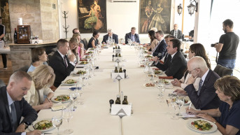 Aljbin Kurti na ručku sa ambasadorima