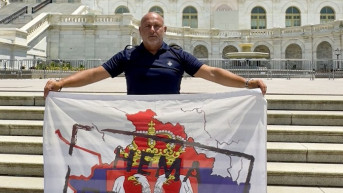 Aleksopulos ispred Bele kuće