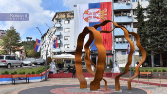 Zidić na Trgu Milić u bojama srpske trobojke pre nego što je prekrčen