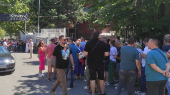 građani Severne Mitrovice kod policijske stanice