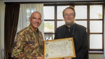 Komandant Regionalne komande Zapad misije Kfor pukovnik Roko Mundo sa igumanom Savom Janjićem