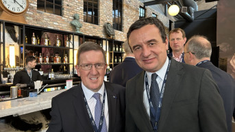 Aljbin Kurti sa Džordžom Robertsonom