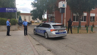 Kosovska policija ispred zgrade Privremenog organa opštine Kosovska Mitrovica