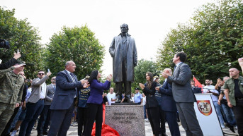 Kurti na otkrivanju statue Rugovi u Podujevu