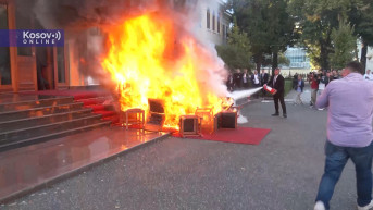 Albacija, poslanici Demokratske partije zapalili stolice ispred parlamenta