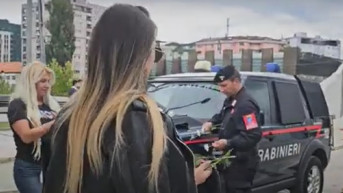 Davanje cveća karabinjerima