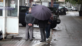 Roditelji uhapšenih mladića ispred policijske stanice