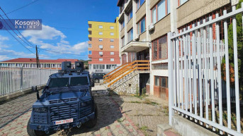 Kosovska policija sprovodi akciju u trezoru NBS u Leposaviću Kosovska policija sprovodi akciju u trezoru NBS u Leposaviću