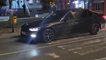 Dvoglavni orao iz automobila u Gračanici