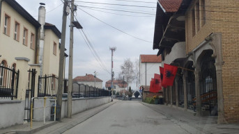 Albanske zastave kod škole Muharem Kadriu