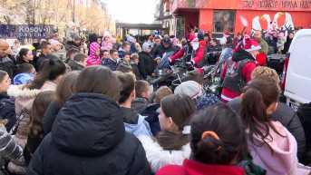 Članovi Moto-kluba Gazimestan podelili deci novogodišnje paketiće