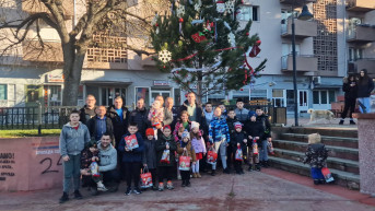 Radnici  JKSP Zvečan sa mališanima