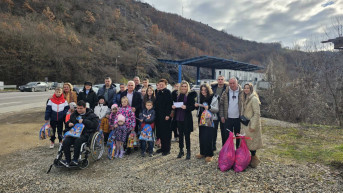 Arlov na Jarinju uručio stipendije i paketiće srpskoj deci sa Kosova Arlov na Jarinju uručio stipendije i paketiće srpskoj deci sa Kosova