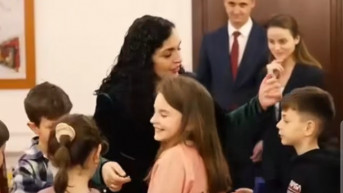 Vjosa Osmani sa decom