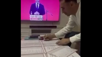 Pristalica Samoopredeljenja popunjava glasačke listiće